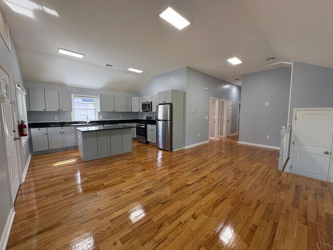 Building Photo - Charming 4-Bedroom 2-Bathroom Home in Nept...
