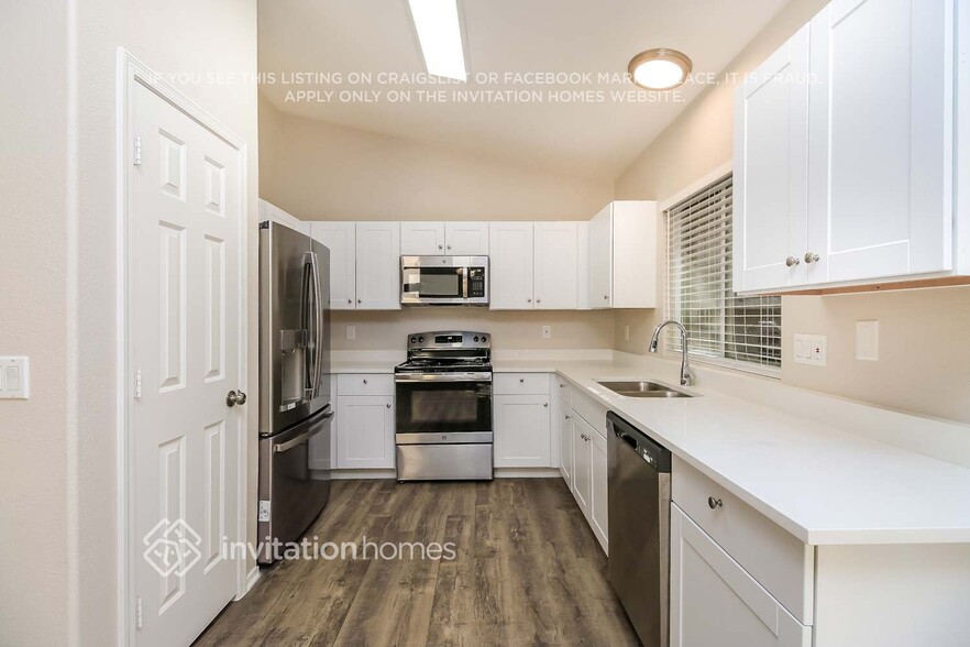 Building Photo - 3316 N St Elias