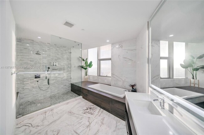 Building Photo - 851 NE 1st Ave