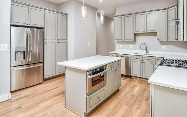 Building Photo - 824 I St NE