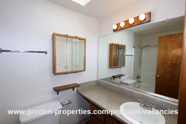 Building Photo - SE Schiller St - ranch style 3 bedroom home