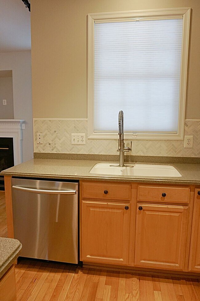 Building Photo - Exquisite Townhouse in Orchard Run Germantown