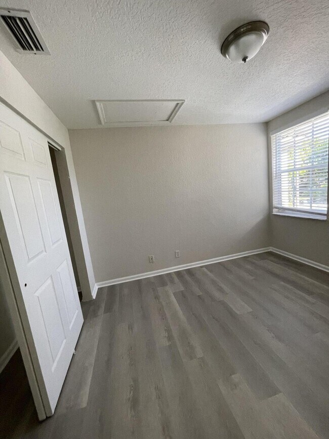 Building Photo - 975 Summit Lake Dr