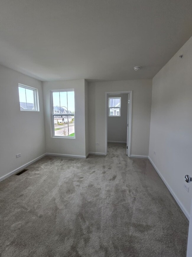 Building Photo - 5931 Hawkweed Dr