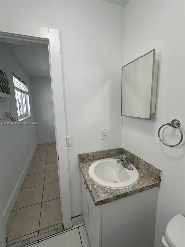 Building Photo - 1100 SW 36th Ct