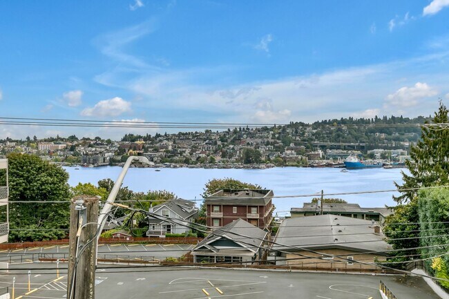 Building Photo - Modern Townhouse with Rooftop Deck & Skyli...