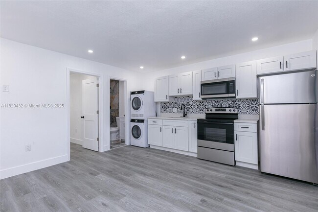 Building Photo - 6125 SW 40th Ct