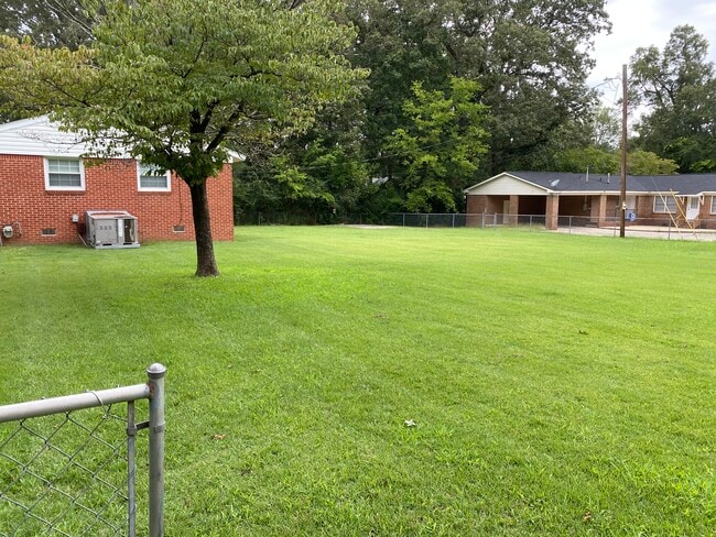 Building Photo - 708 W Walnut St