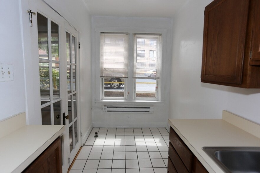 Building Photo - 516 W Melrose St