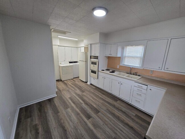 Building Photo - 906 N Pershing St