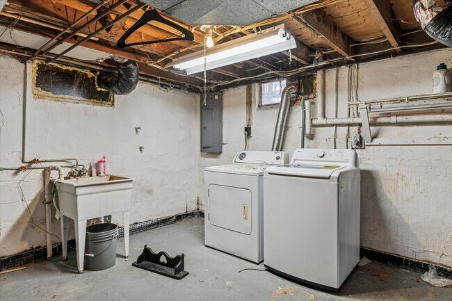 Building Photo - 206 Decalb Ave