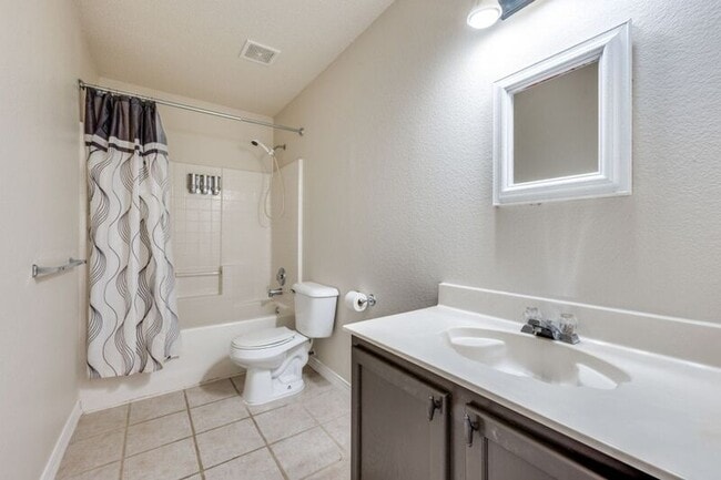 Building Photo - 2528 Red Oak Dr