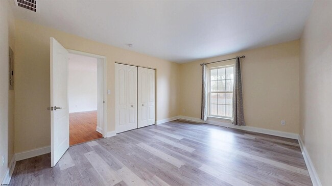 Building Photo - 450 Redwood Ave