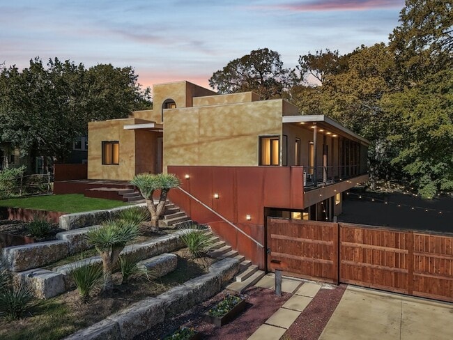 Building Photo - 8635 San Leandro Dr