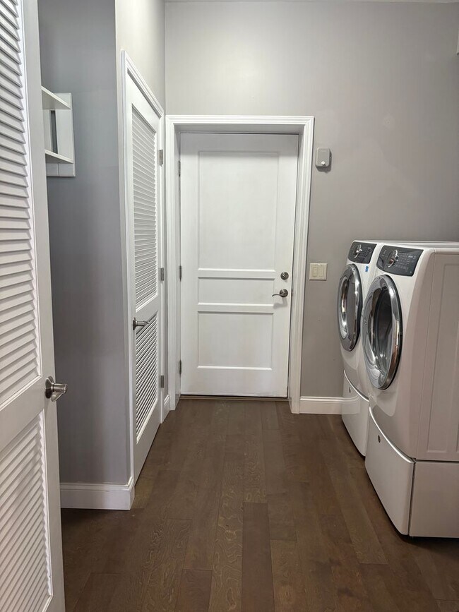 Building Photo - Welcome to your new home in the heart of S...