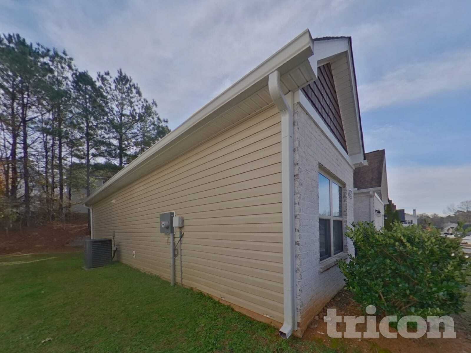 Building Photo - 1576 Queen Elizabeth Dr