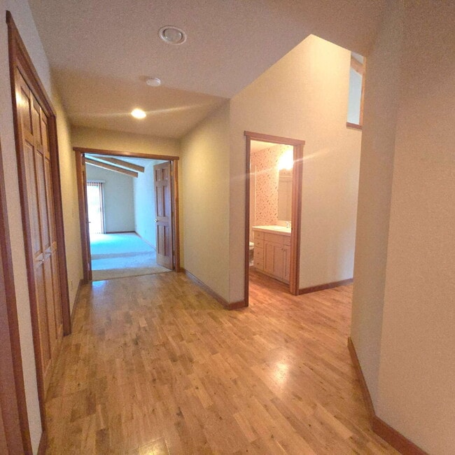 Building Photo - Eagle Bend Home