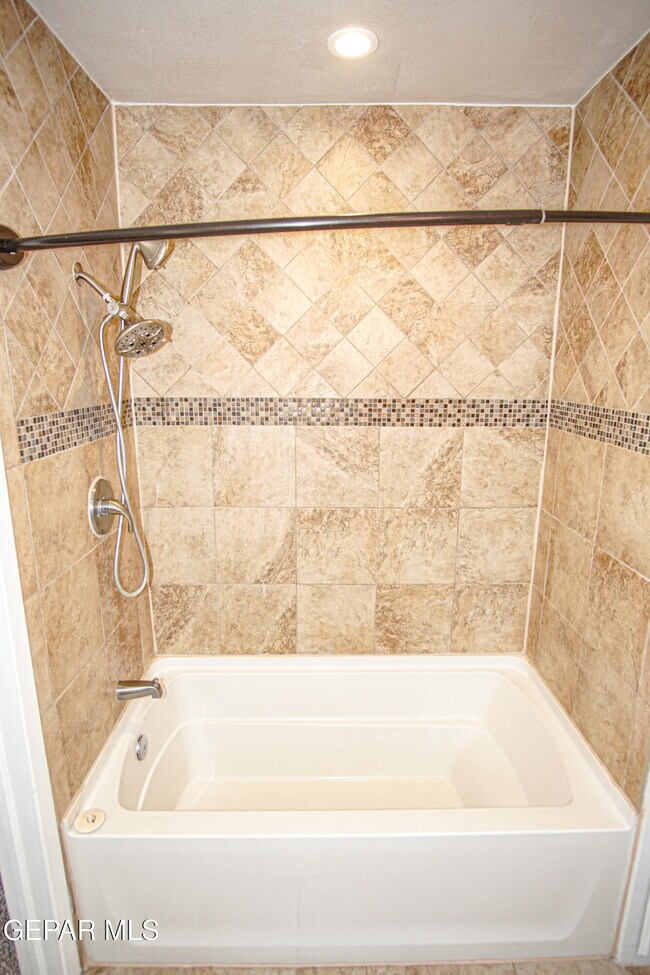 Building Photo - 5125 Round Rock Dr