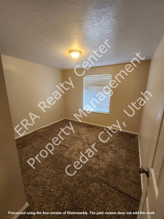 Building Photo - 921 N 400 W