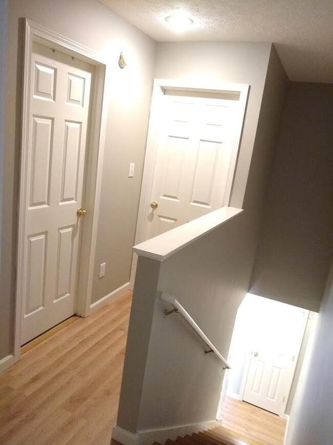 Building Photo - 2 bedroom Townhome: Oaklawn Park!