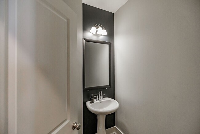 Building Photo - Townhome Available Now in the Towns of Aub...