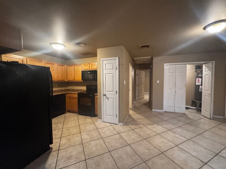 Building Photo - 8508 Valor Dr