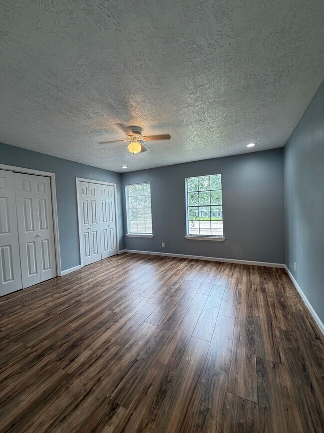 Building Photo - Spacious, 2 story townhouse