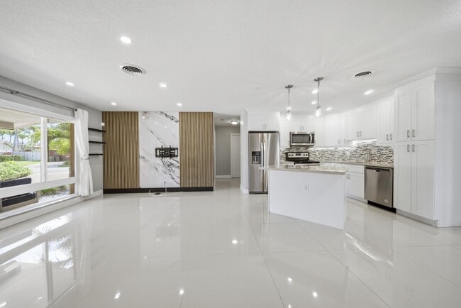 Building Photo - 5031 NE 23rd Terrace