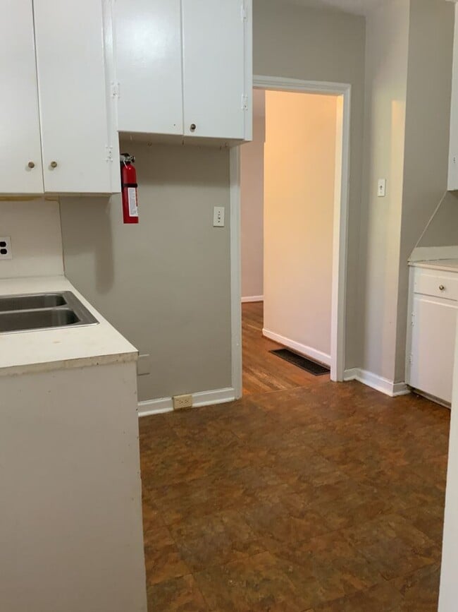 Building Photo - Great location