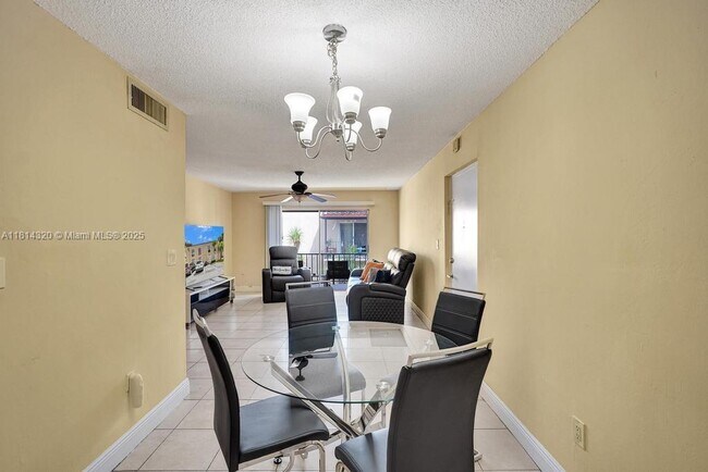 Building Photo - 10804 N Kendall Dr
