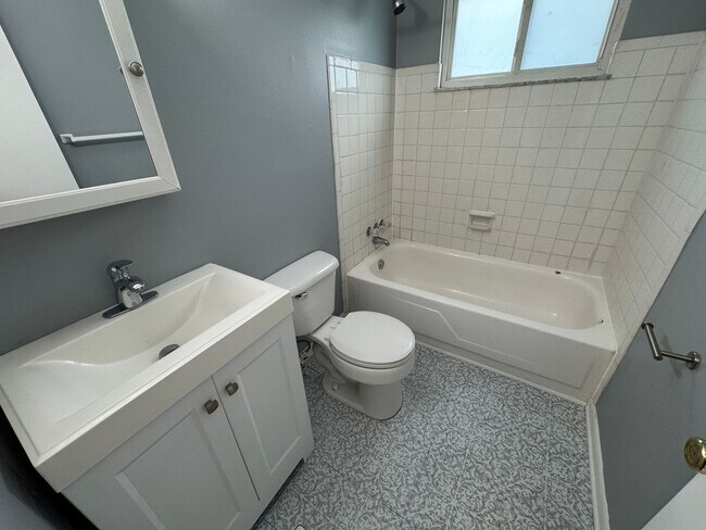 Building Photo - Snacks / Guion Creek - Washington TWP 3 Bed 2 Bath