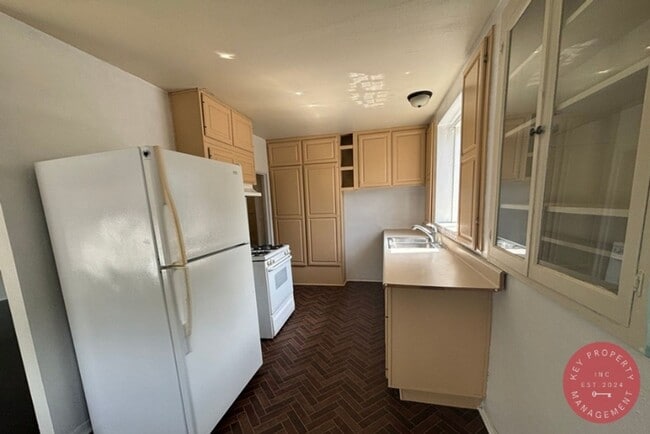 Building Photo - Charming 1-Bedroom Upstairs Unit Near San ...