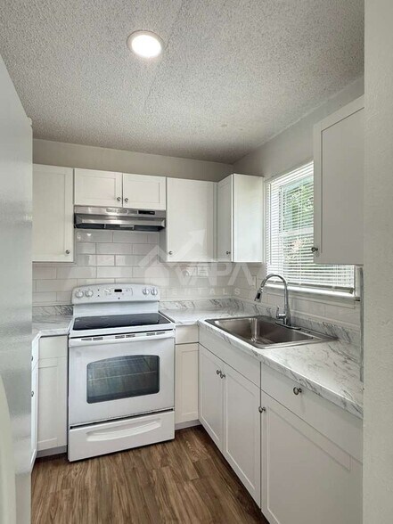 Building Photo - 3230 Bear Springs Dr