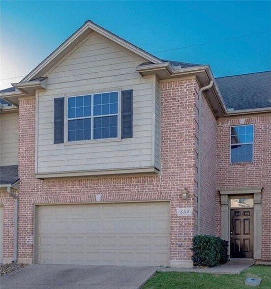 Building Photo - 1425 W Villa Maria Rd