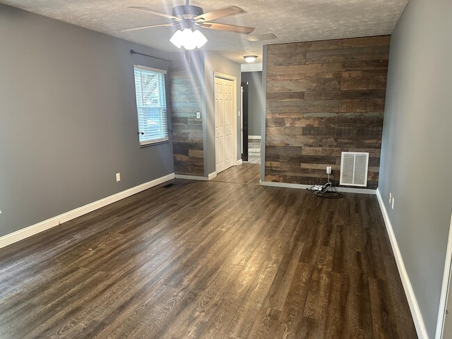 Building Photo - 2731 Birdwell Dr