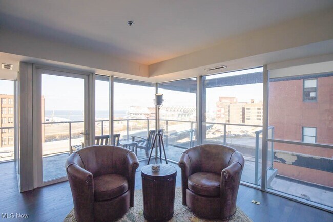 Building Photo - 701 W Lakeside Ave