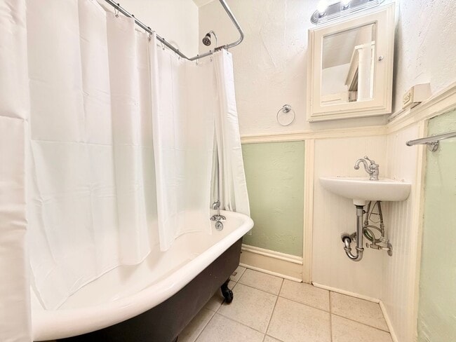 Building Photo - 2 Weeks Free! Charming 2nd Floor 1-Bed Condo in Ideal Nob Hill Location, W/S/G Included