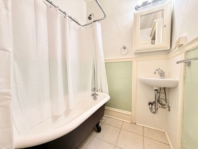 Building Photo - Charming 2nd Floor 1-Bed Condo in Ideal Nob Hill Location! Water, Sewer, Garbage Included!