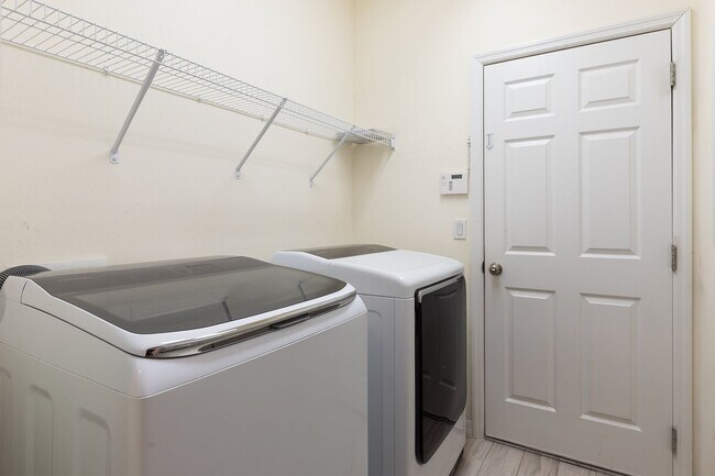 Building Photo - Swimming pool in Community here in this great 3 bdrm home!