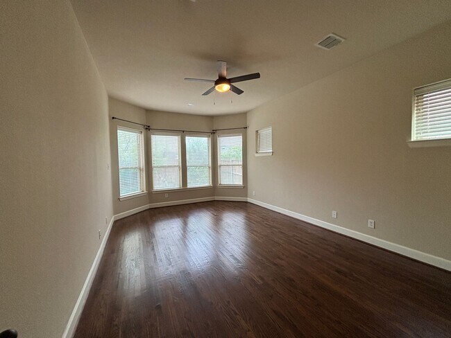 Building Photo - 5 BR/4BA | Updated Single Family Home | 2-Car Garage | Gated backyard