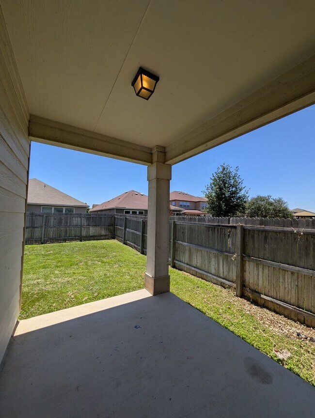 Building Photo - 4/2 in West Village at Creekside / Fenced ...