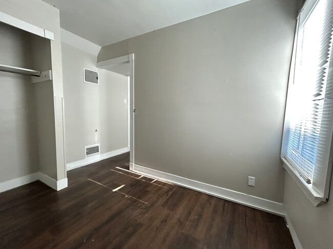 Building Photo - 117 E Glenwood Ave