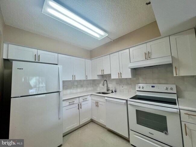 Building Photo - 2921 N Leisure World Blvd