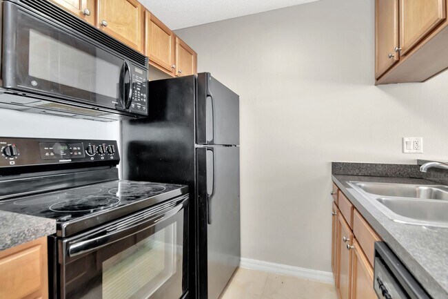Building Photo - Water Front 1 Bedroom 1 Bath Condo for Rent in Brandon - 2nd Floor - Incredible Views