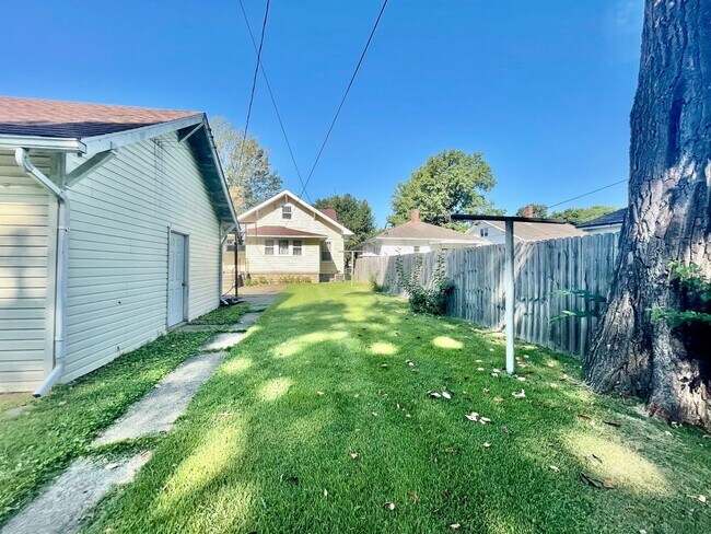 Building Photo - Charming 2-Bedroom Home with Hardwood Floors & Private Driveway!