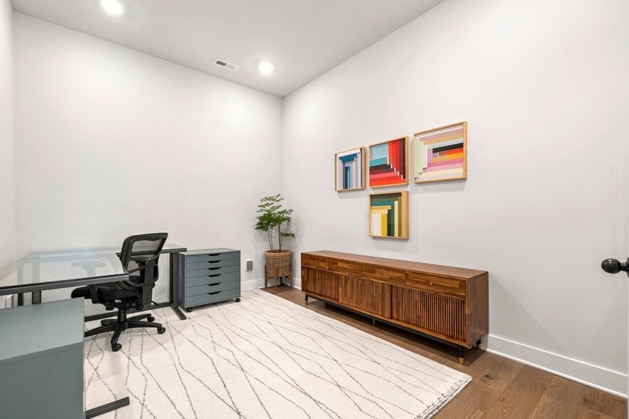 Building Photo - 2506 Lola Ave