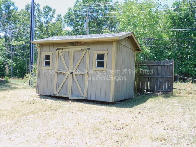 Building Photo - 4921 Chaucer Dr