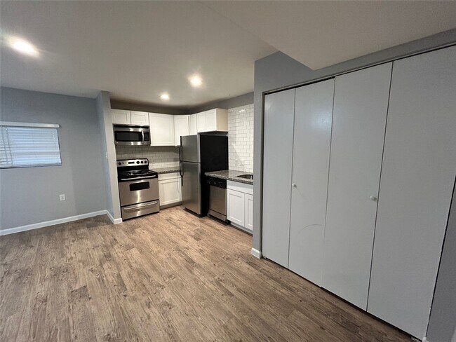 Building Photo - 2810 Beauchamp St