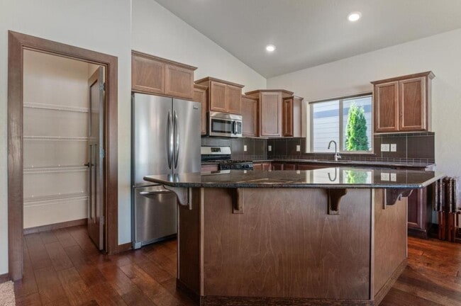 Building Photo - 6683 N Madellaine Dr