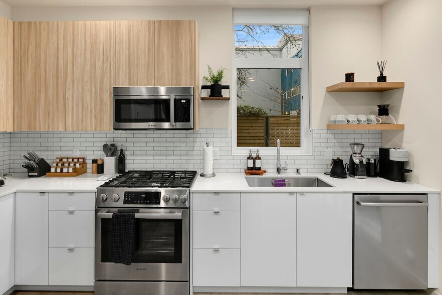 Building Photo - 319 Malden Ave E